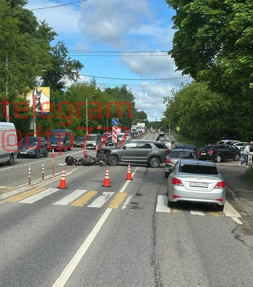 💥 В Нахабино на Волоколамском шоссе ДТП с мотоциклом    На месте работают экстренные службы. Движени