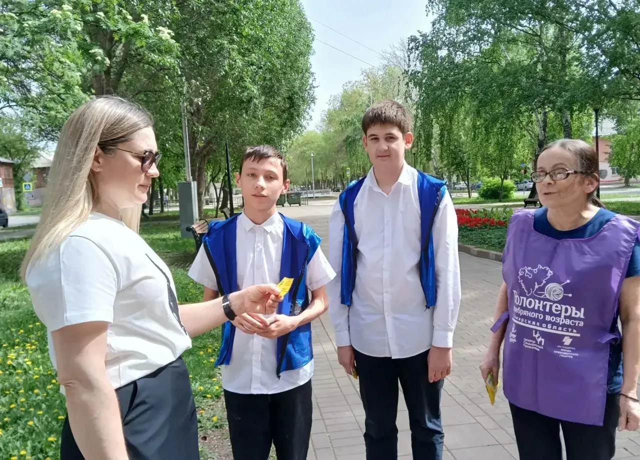 📢 На улицах Кировского района прошла добрая акция «Скажи Детскому телефону доверия — ДА!»