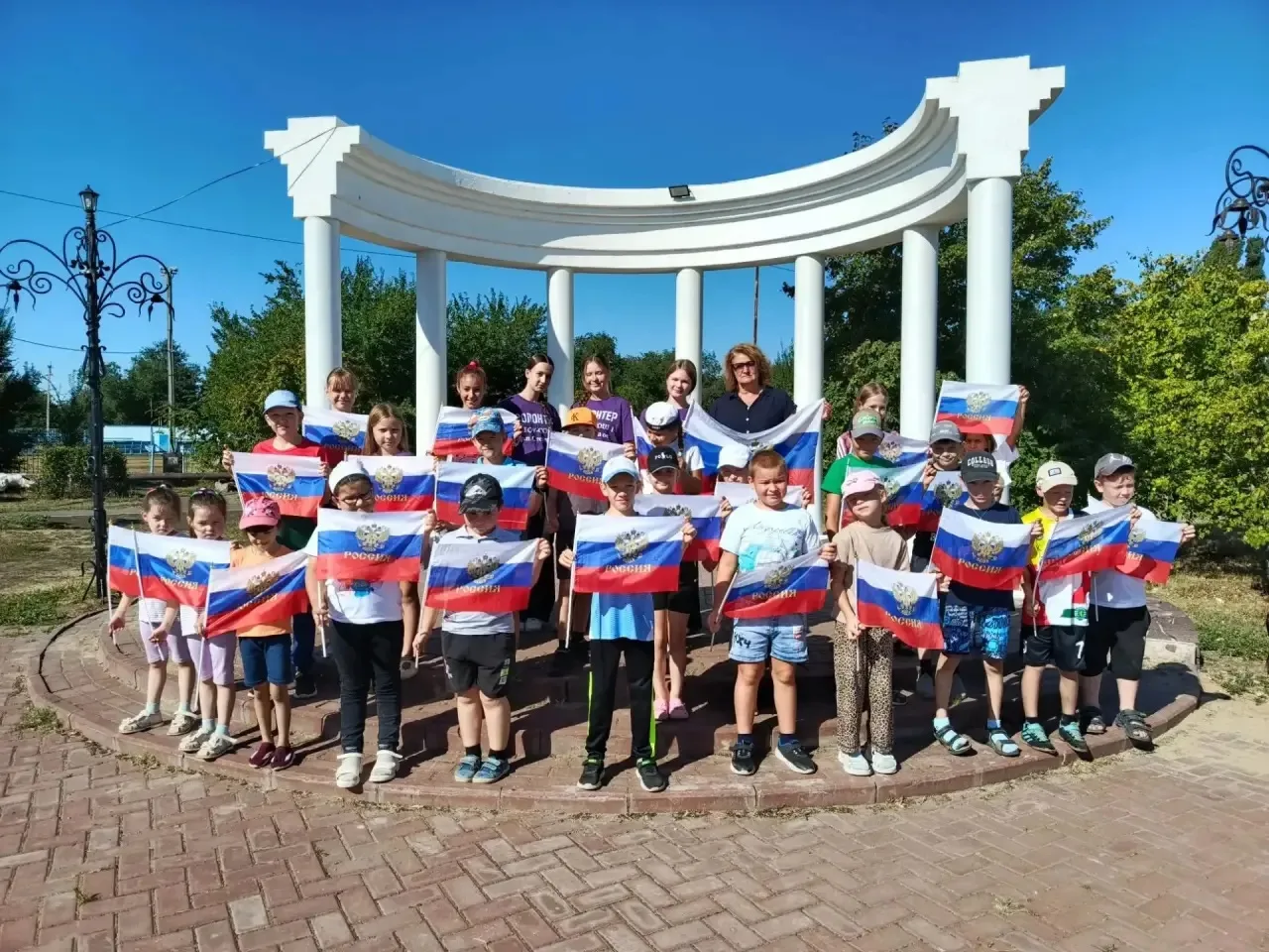 В преддверии Дня Государственного флага России на досуговой площадке царила праздничная...