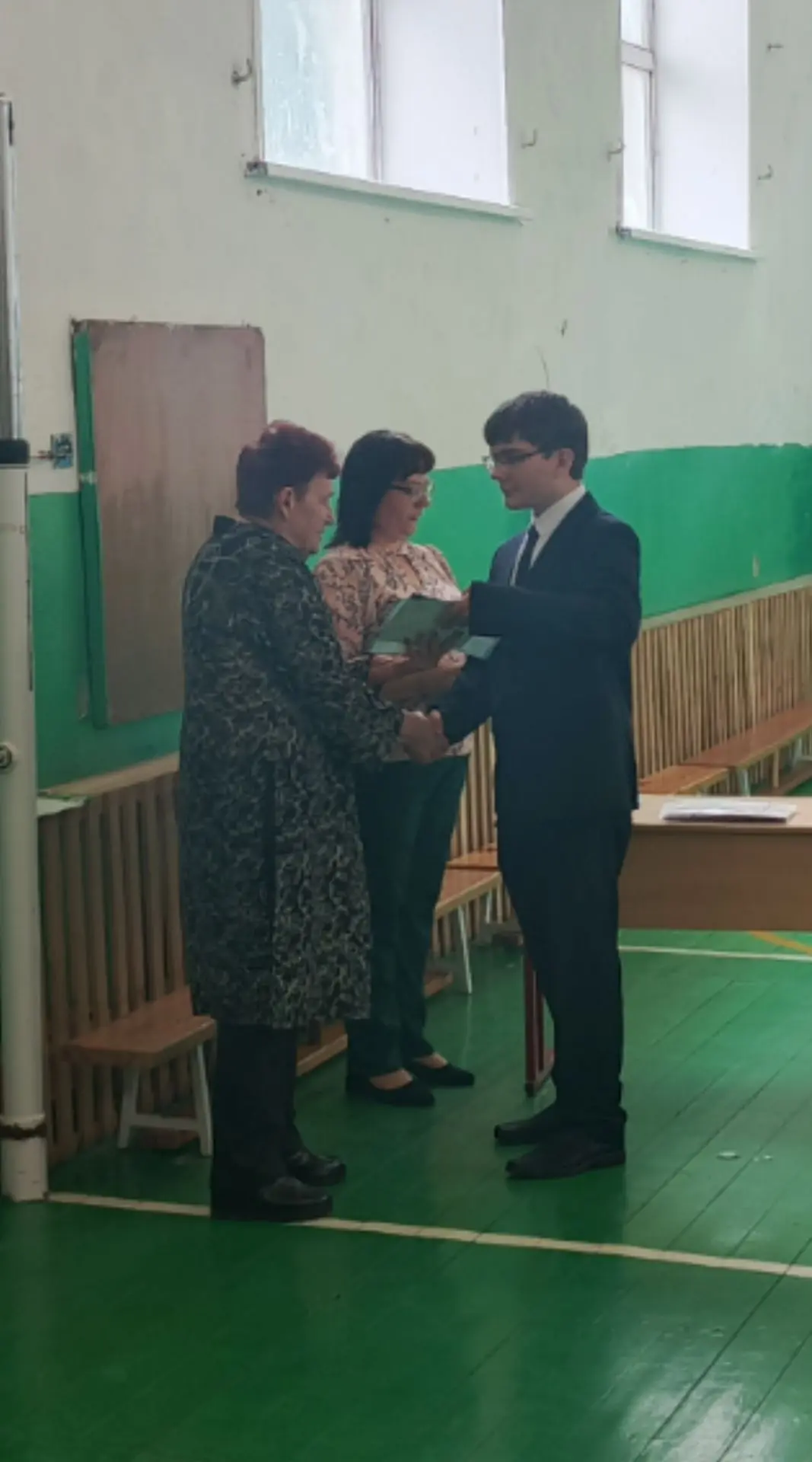 🎉 Торжественное вручение аттестатов: важный шаг во взрослую жизнь! 🎉