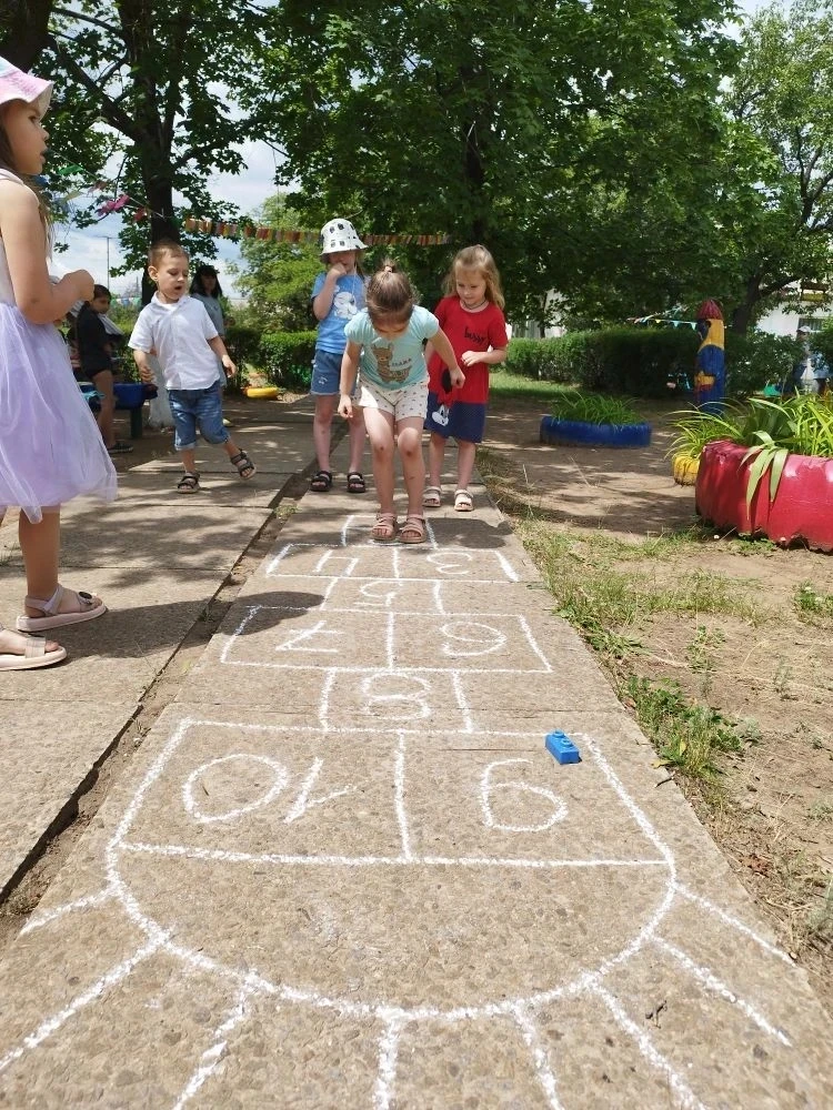 Классики! Сколько поколений выросло, играя в эту игру! И наши дети  не исключение! Сегодня в ГБДОУ Л
