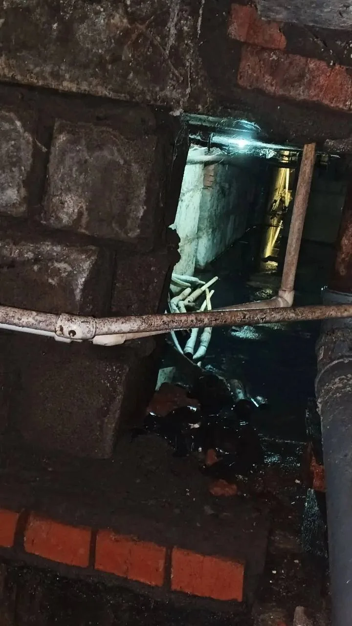 Жители дома на Орджоникидзе задыхаются от запаха из подвала.