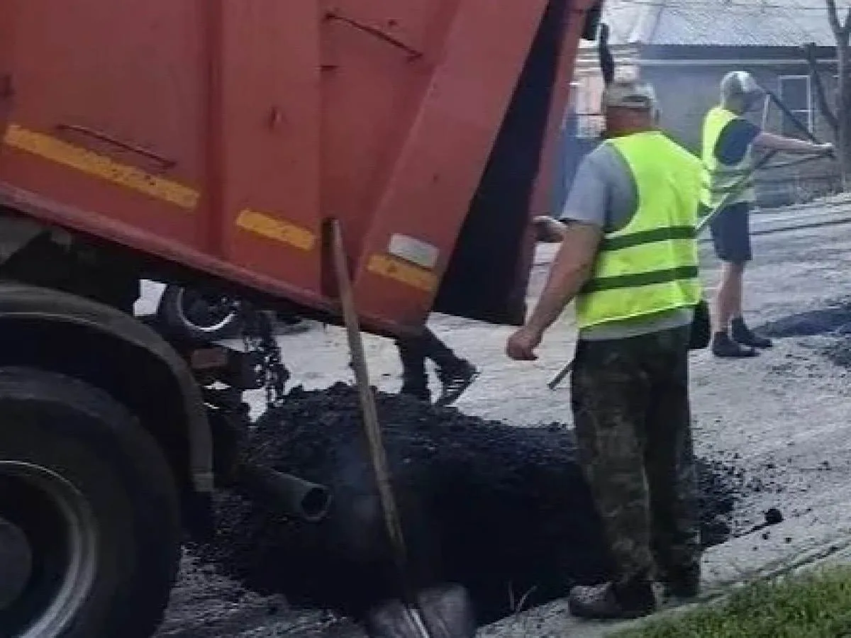 В Шахтах снова не успели вовремя завершить ремонт дороги на улице Садовой.  Работы на участке от про