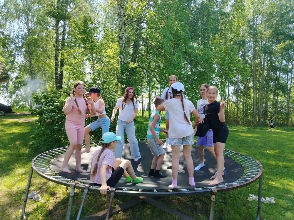 🌞3 «Б» отметил окончание учебного года в Руяне‑на‑Оби!
 
💥Последний звонок отзвенел, учебники отло
