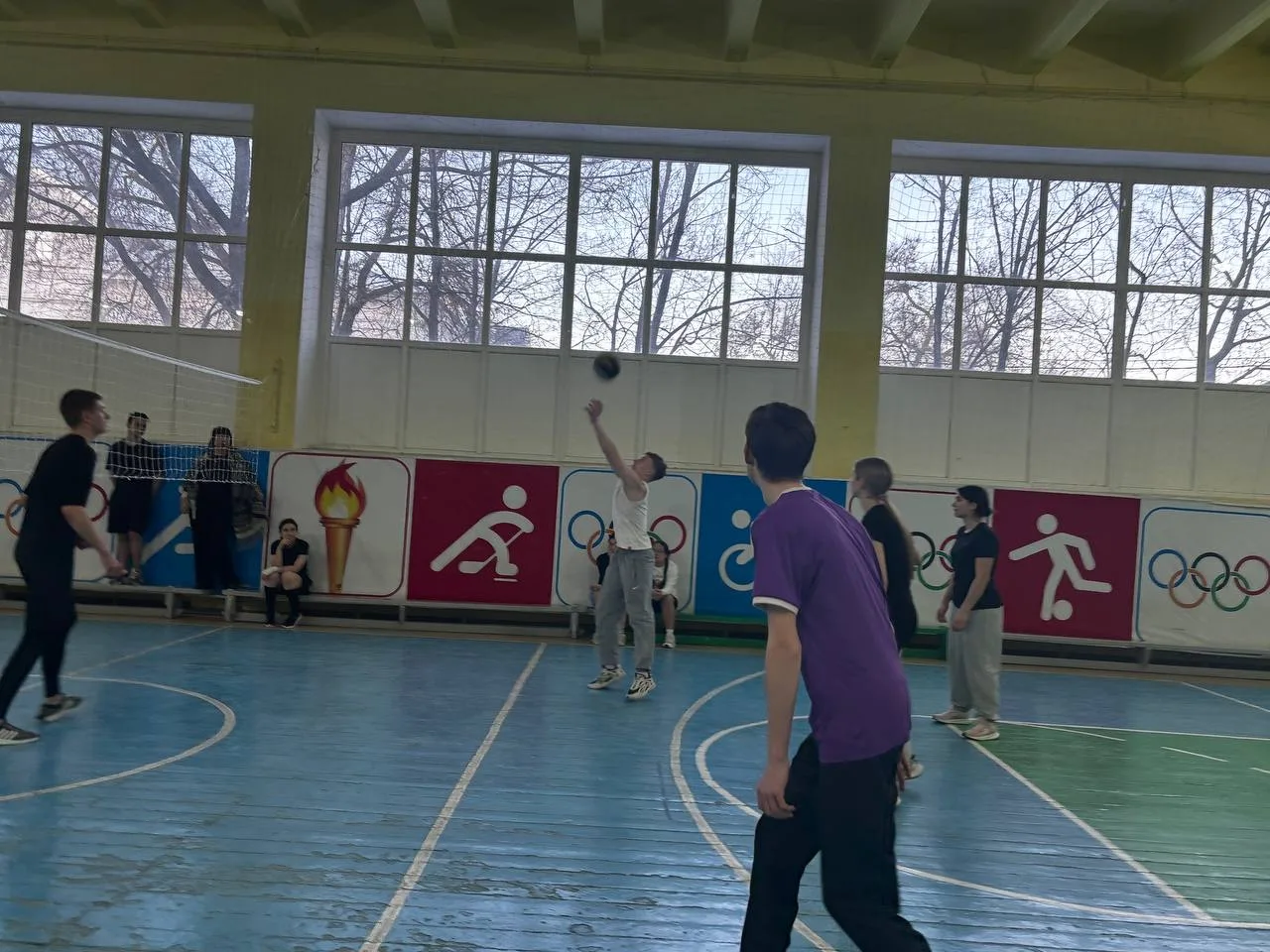 🏐 Волейбольная битва! Сегодня в нашей школе прошло захватывающее первенство по волейболу среди 8-11 