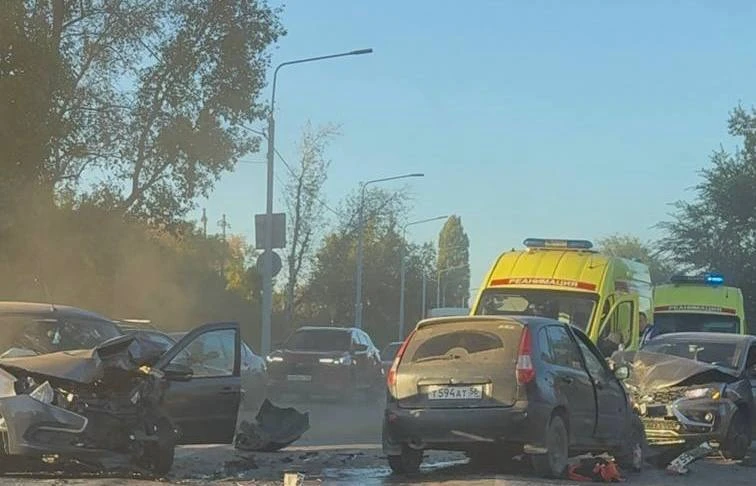 Тройное ДТП произошло на Шарлыкском шоссе в Оренбурге. Движение затруднено