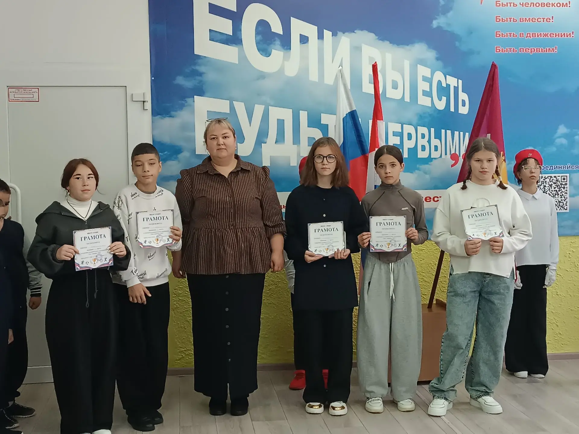 🇷🇺Традиционная школьная линейка открыла новую учебную неделю. Церемония началась с вы...