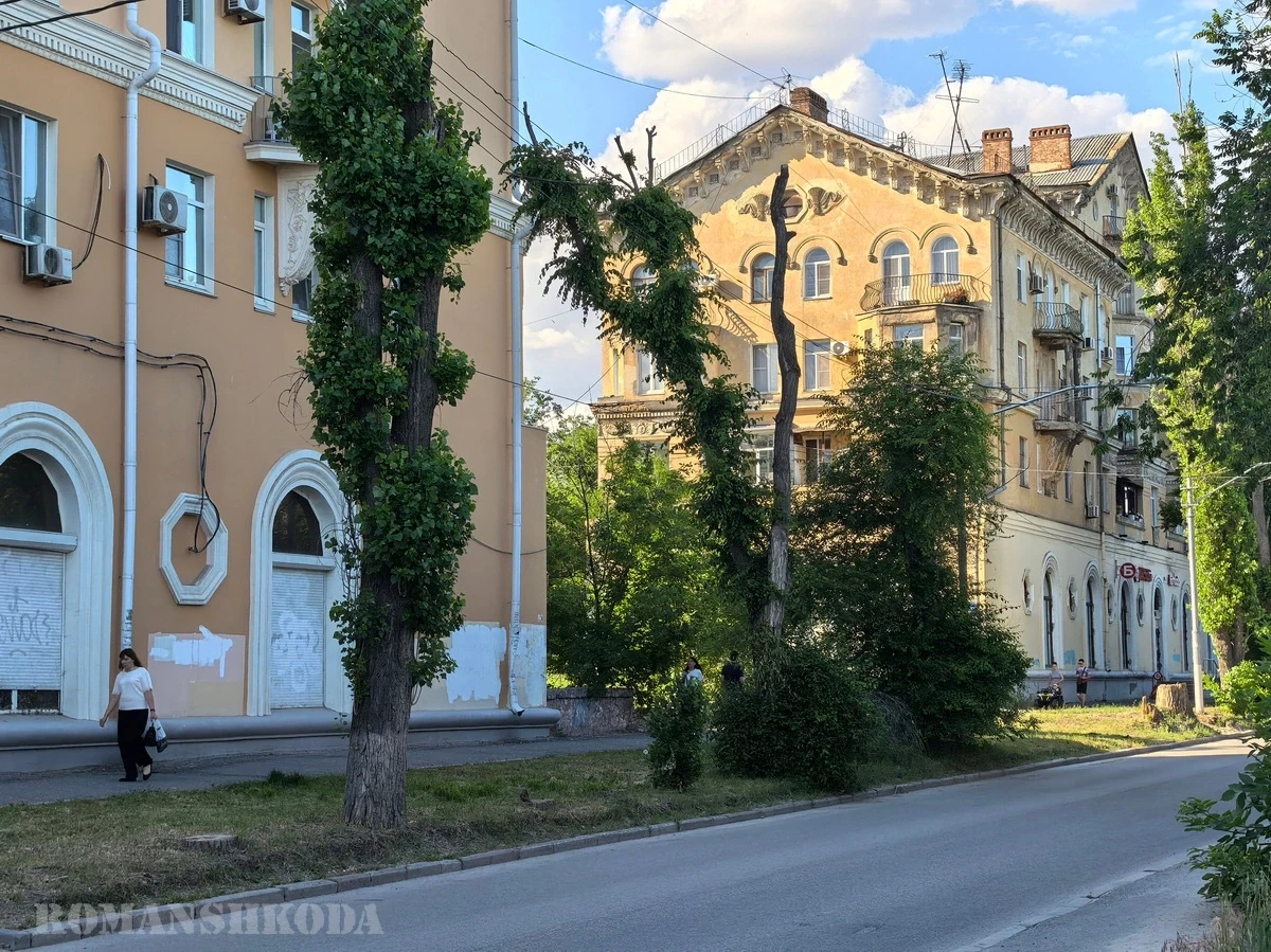 На обратном пути заехал ещё на Красный. Ходил, фотографировал сталинскую застройку на предмет систем