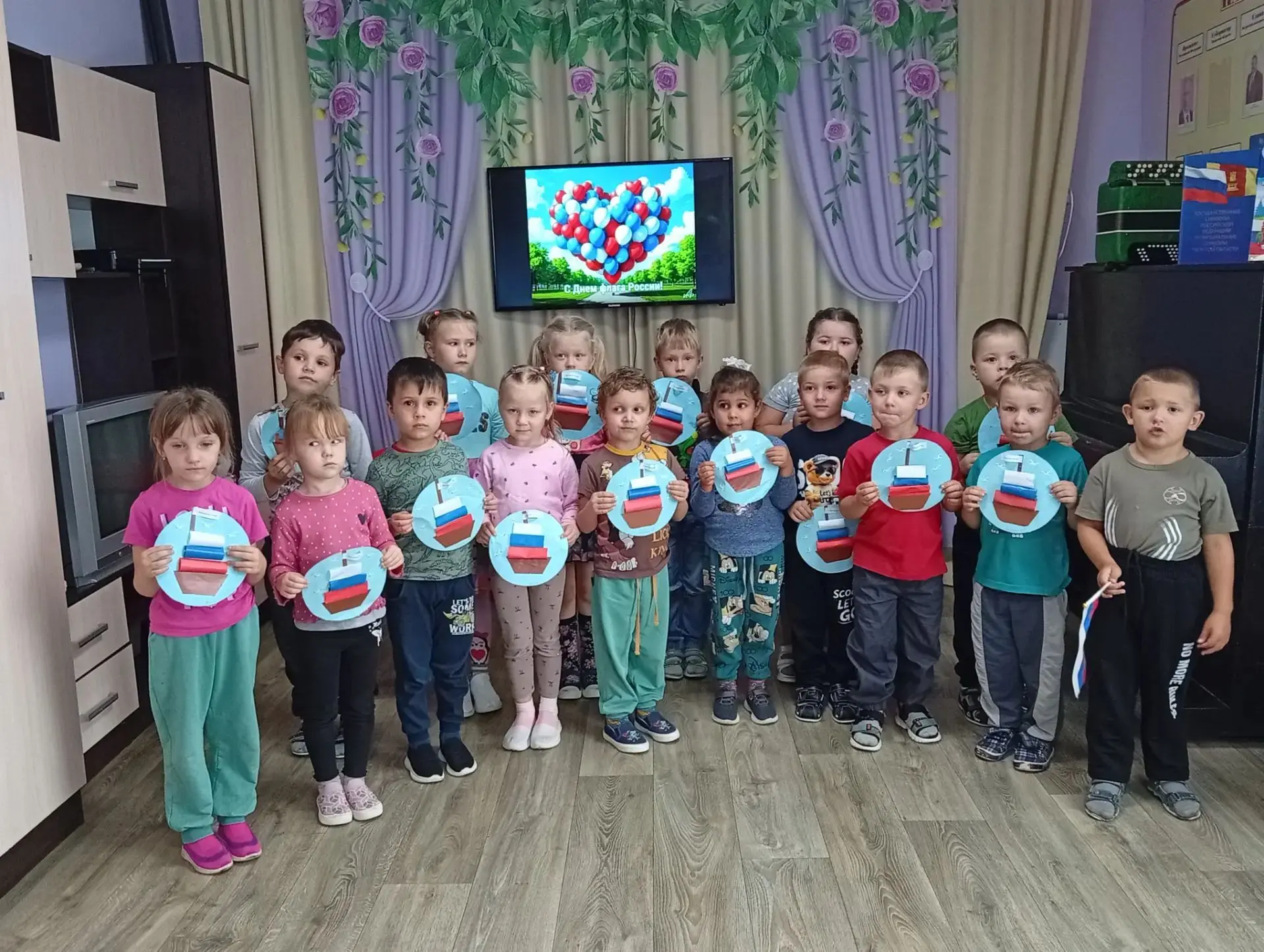 В нашем детском саду прошел тематический день, посвященный Дню Государственного флага Р...