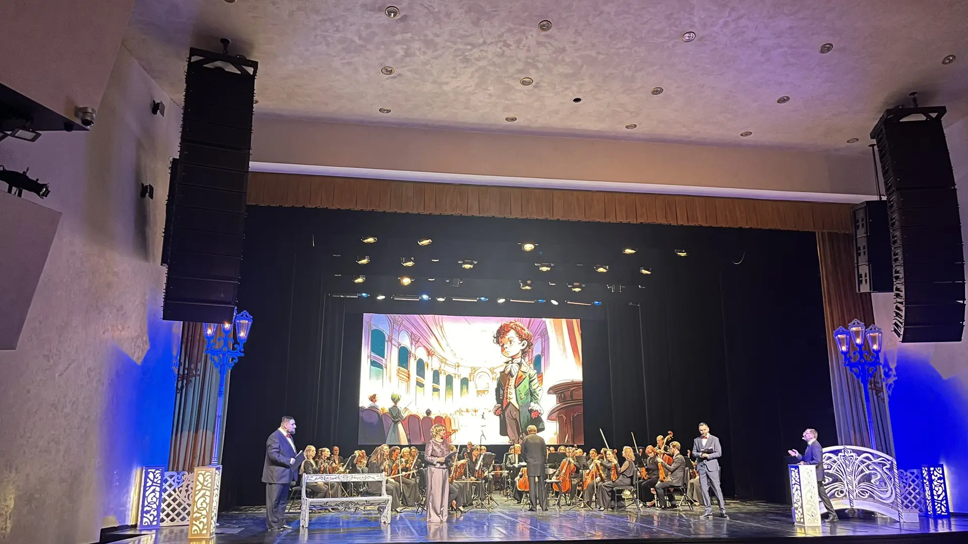 🎻 Классика — это не скучно!  ✨ Сегодня наши старшеклассники убедились в этом лично: они побывали на 