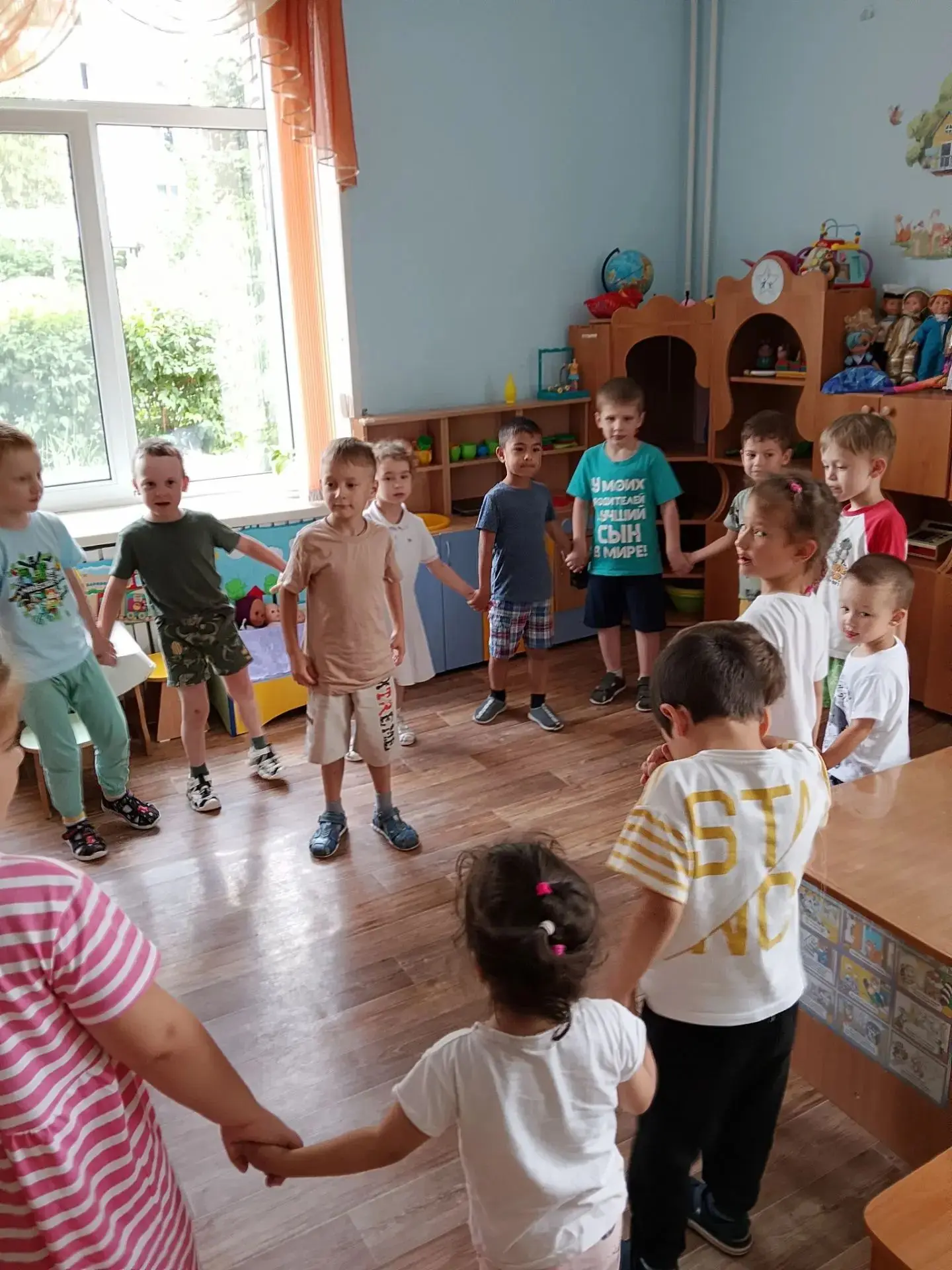 Какой замечательный день сегодня ! В группе "Ягодке'исполнилось нашему воспитаннику 6 лет. 
Атмосфер