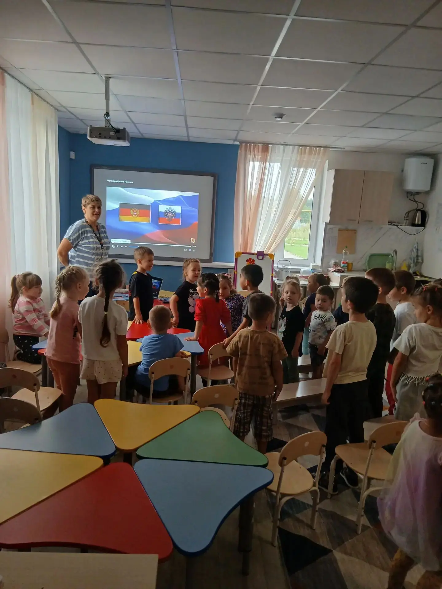 🇷🇺 В нашем детском саду сегодня праздник! С Днём Флага, Россия!