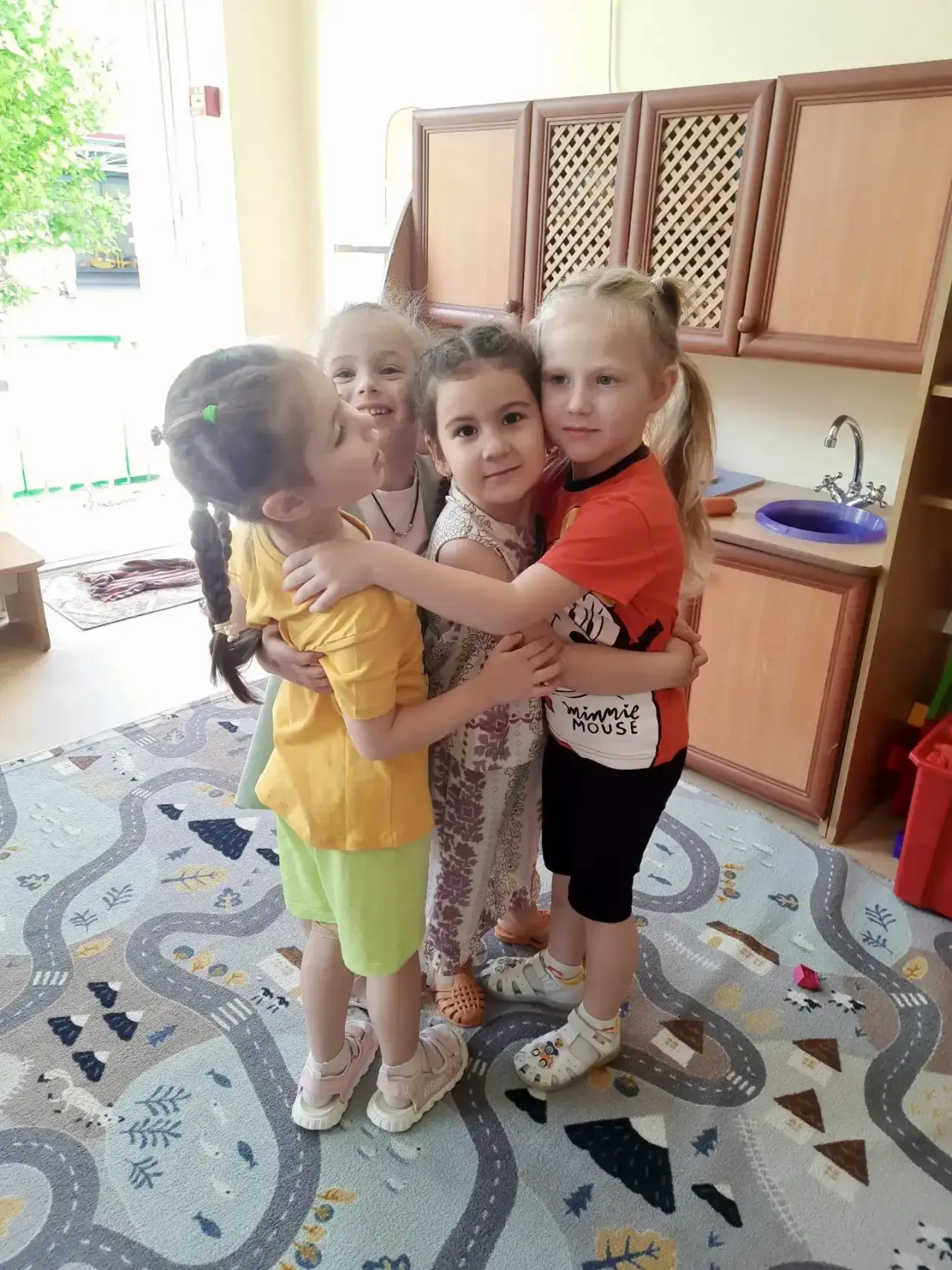 🌞 У нас для вас сразу две замечательные новости!

🎉 Сегодня — пятница!
☀️ И самое главное — лето п