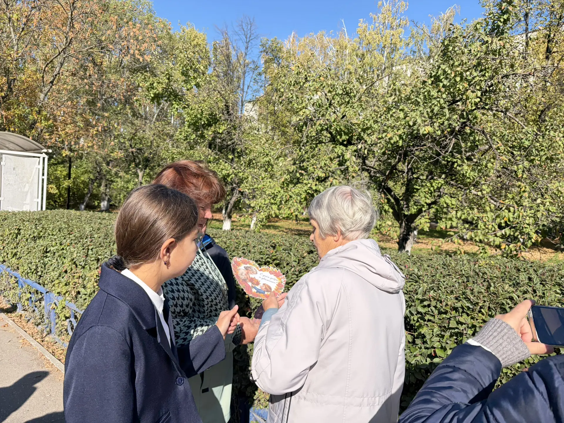 🍂 Тепло сердец в холодный день: 7Б поздравил старшее поколение