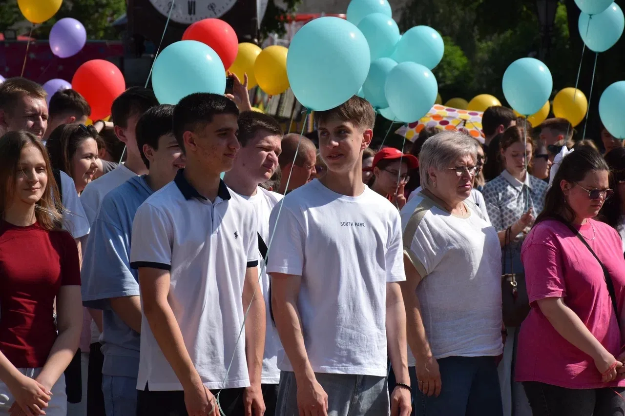 В городском парке культуры и отдыха сегодня чествовали выпускников 11-х классов тамбовских школ. На 