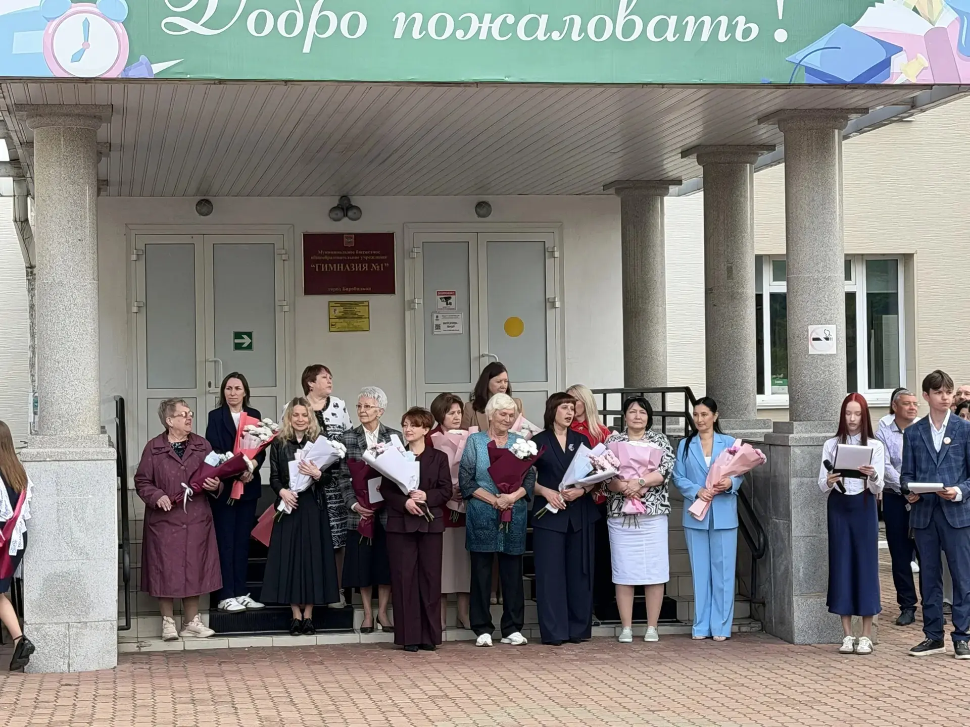 🛎 Вот и прозвенел последний звонок для 9 класса. В воздухе витает смесь радости и легкой грусти.   Д