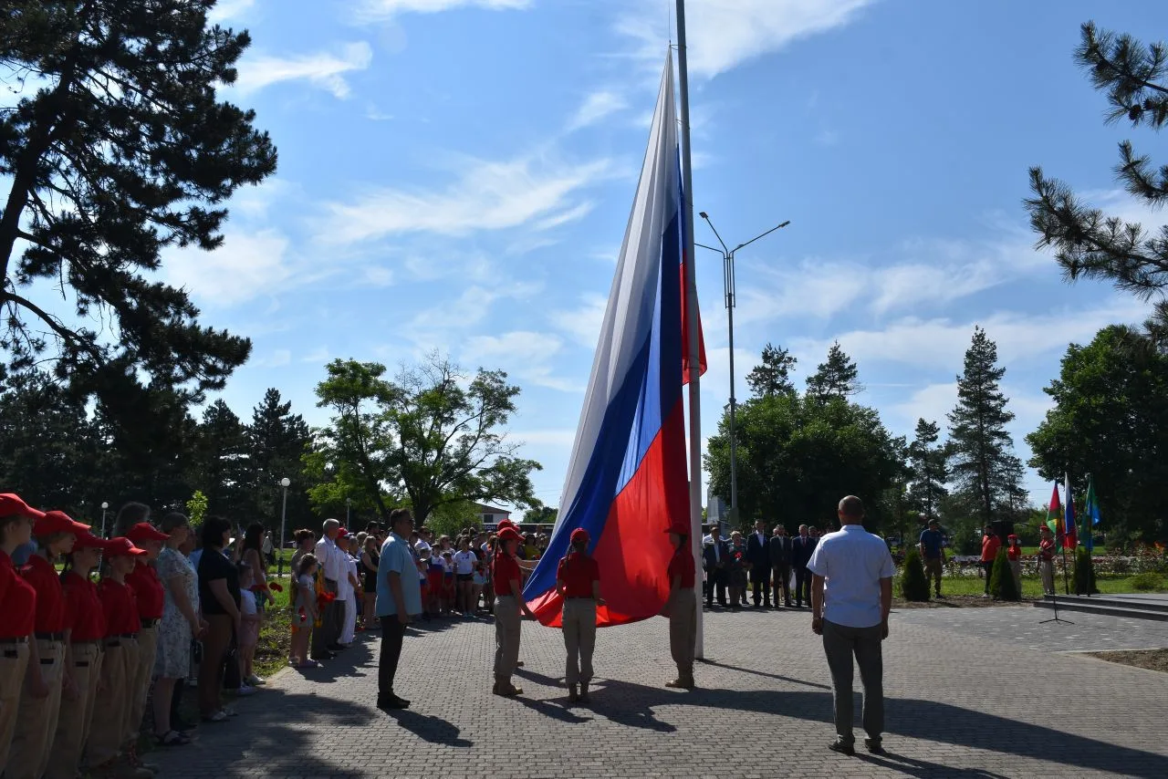 💥🇷🇺 Праздничное утро 12 июня в Абинске началось с торжественного поднятия Государственного флага 