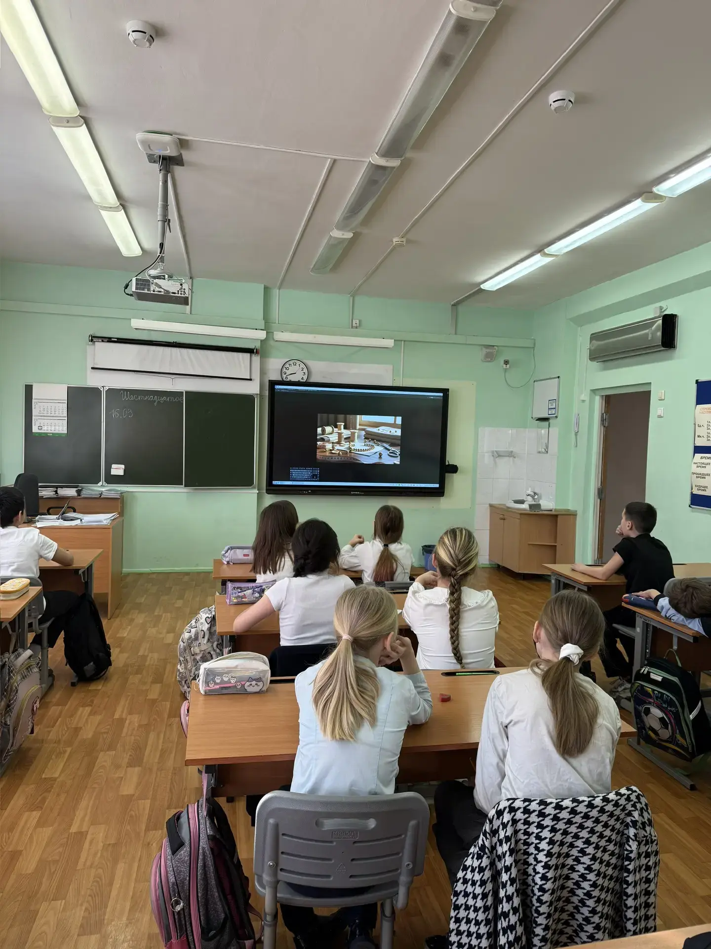 От идеи до производства 🏭  На этой неделе во всех классах нашей школы прошли занятия цикла «Разговор