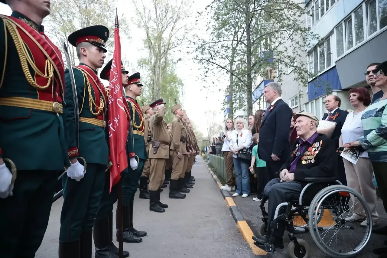 6 мая юнармейцы школы приняли участие в Параде у Дома ветерана.