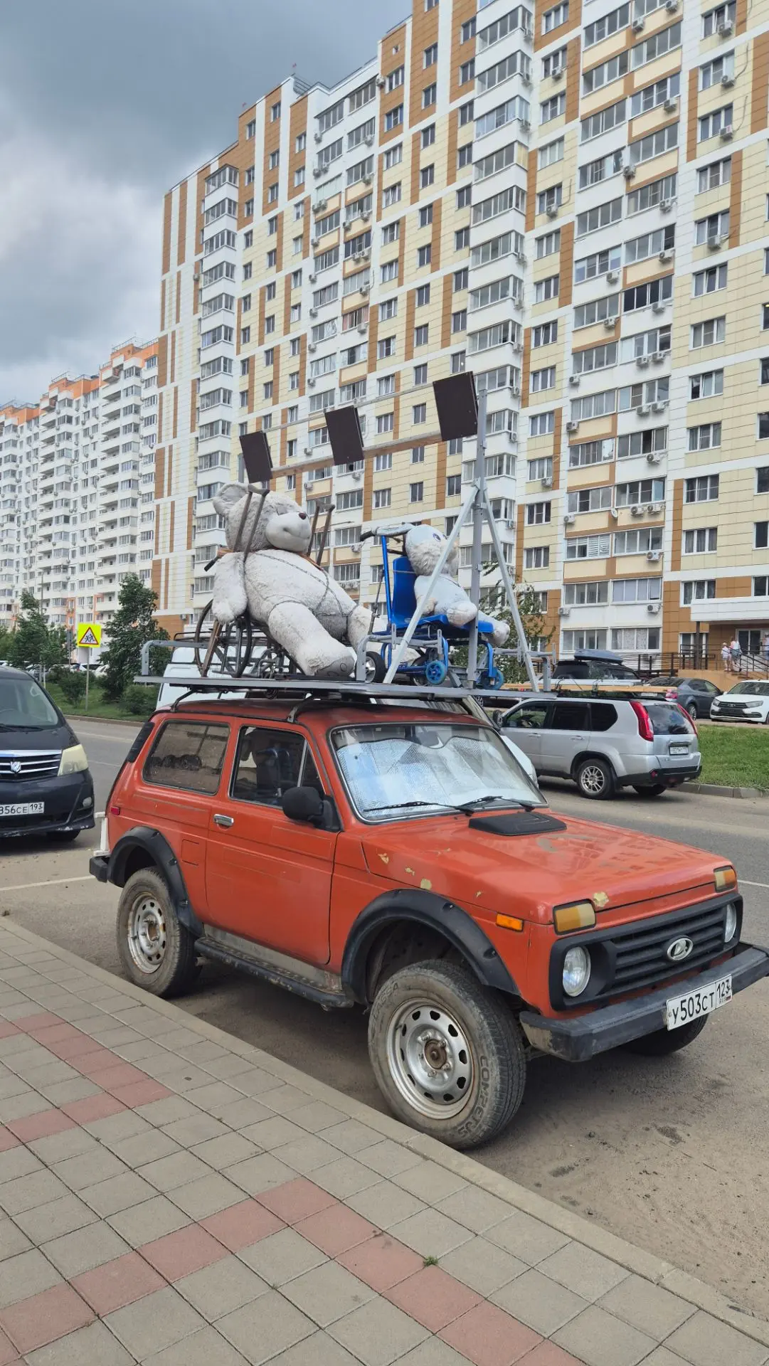 Как вам такая инсталляция? 😄
Кто-нибудь может объяснить, что хотел сказать автор? 🧐
