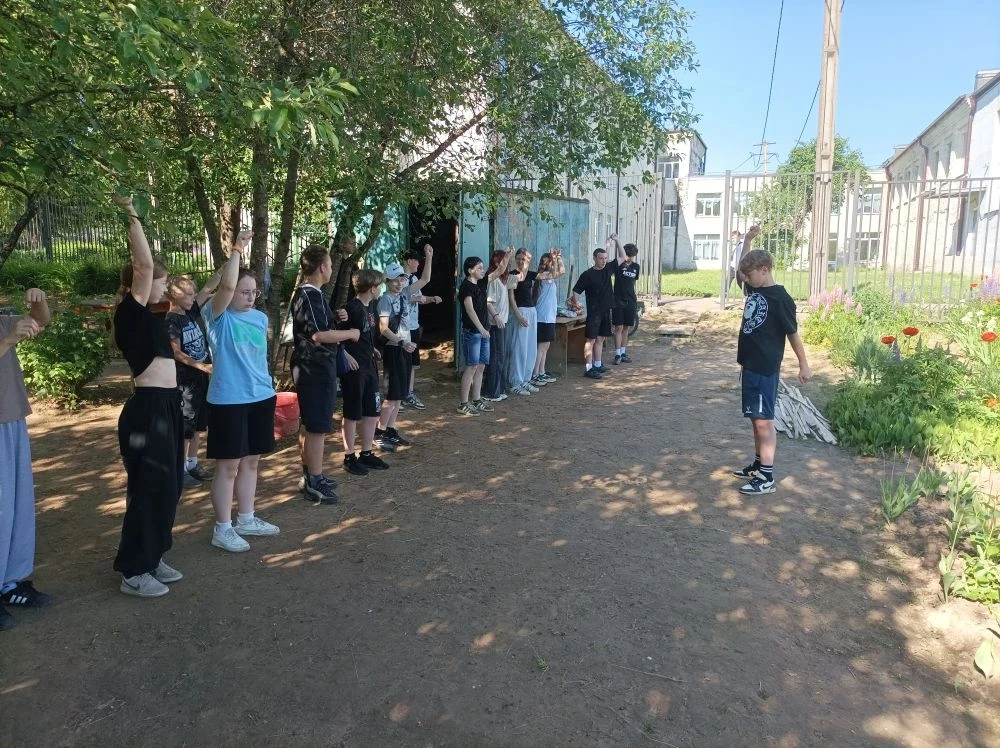 🌞Ни одного хмурого дня, пока на школьном участке работает отряд "Улыбка"!