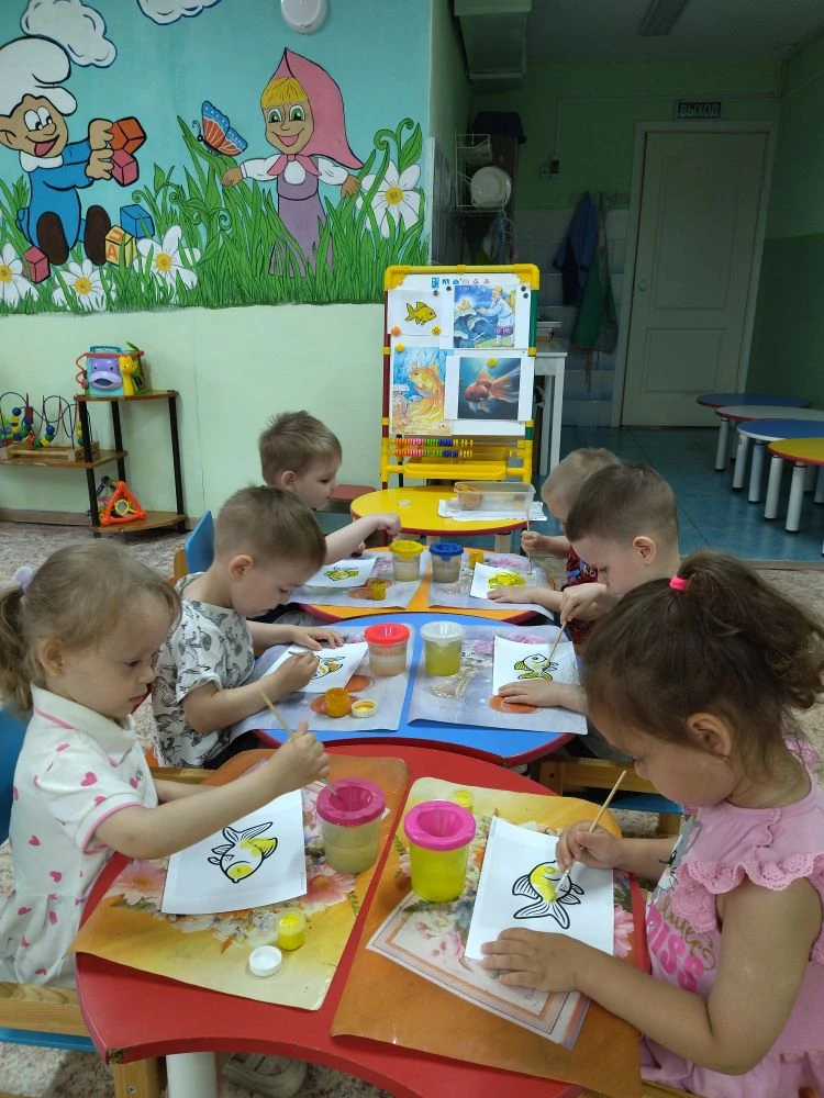 Рисование красками "Золотая рыбка" в 1-й младшей группе. В рамках празднования Пушкинского дня в Рос
