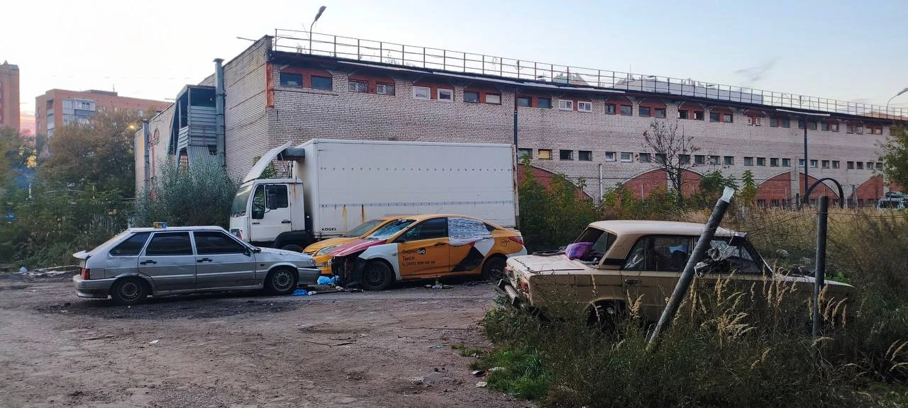 На Левом берегу заметили свалку техники