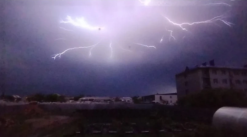 ⚡ Мощная ночная гроза в Голышманово. Небо буквально раскололось от ярких вспышек молний. Потрясающие