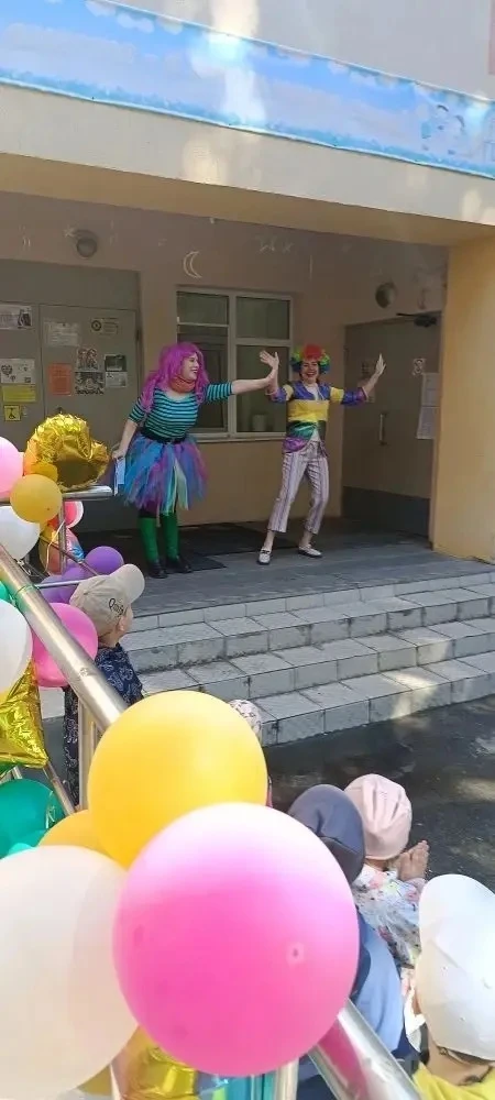 Сегодня в честь праздника "День защиты детей" в гости к детям приходили весёлые клоуны ...