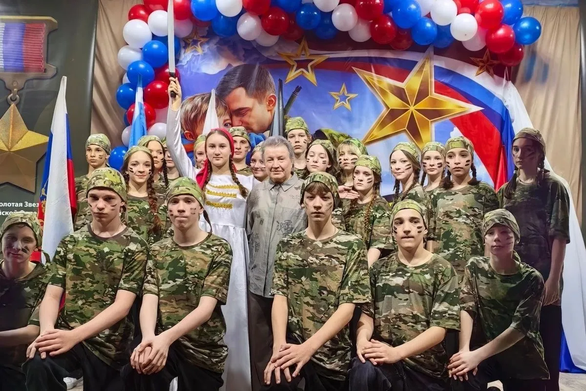 На гала-концерте Людмила Николаевна Рындина вручила награды победителям Марафона военно-патриотическ