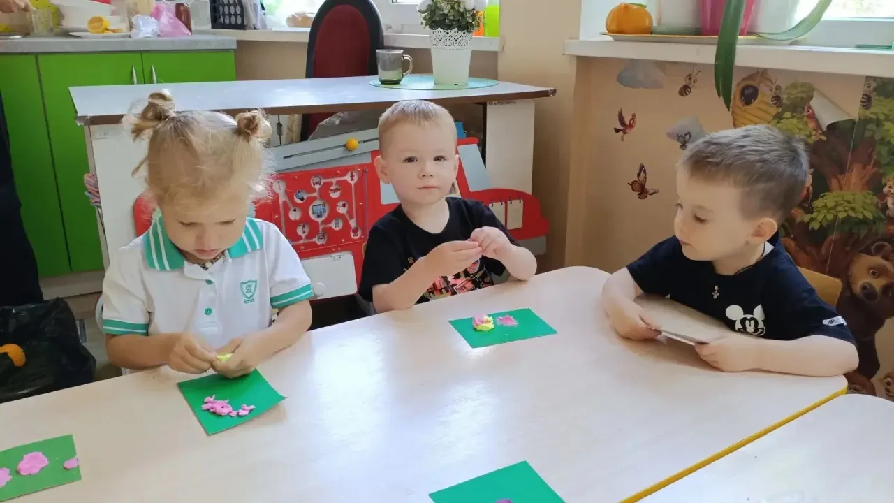 В младшей группе прошло творческое занятие, на котором самые маленькие участники образо...