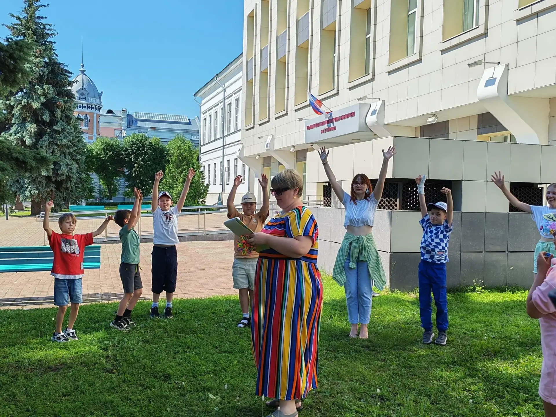 🐥 Сегодня во Дворец книги пришли весёлые ребята из пришкольного лагеря Гимназии №1!

🌿 На лужайке 