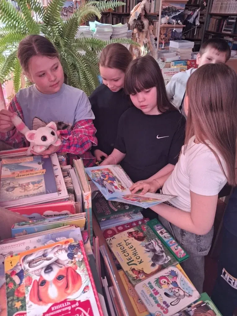 Весенние каникулы с книгой!  Как провести каникулы в библиотеке? Весело! Полезно! Занимательно! Увле