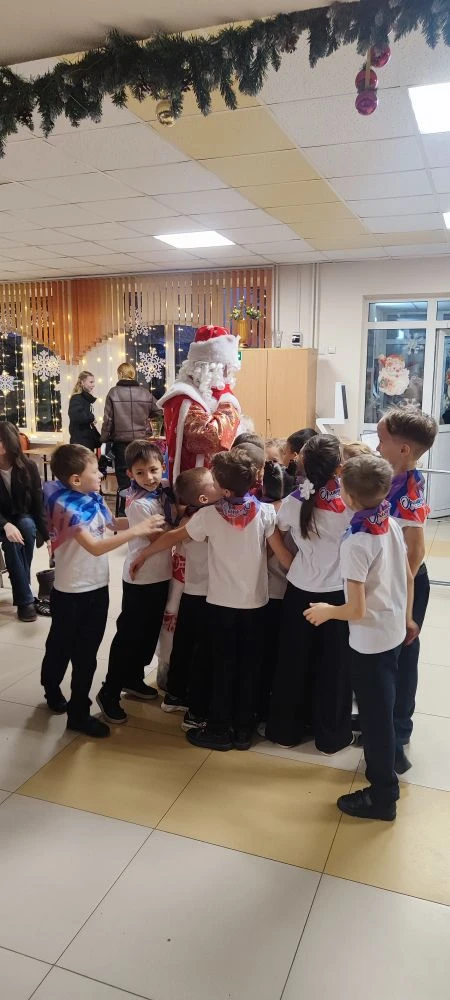 🎉❄️ Утро волшебства в гимназии! 🎅🌟  Сегодня утром в гимназии произошло нечто удивительное! Ученики б
