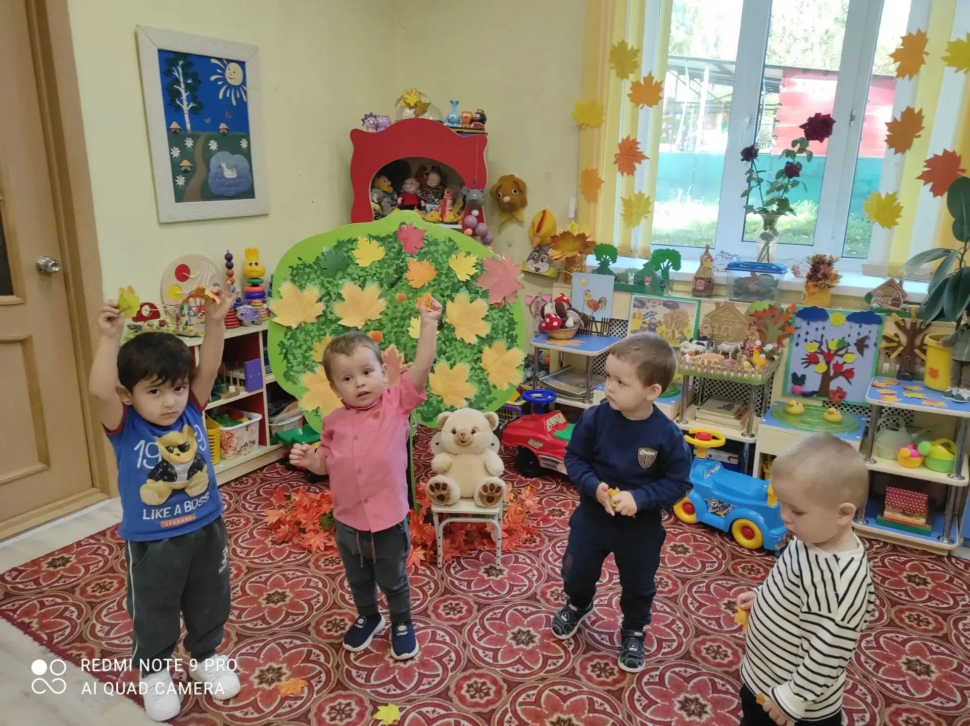 Мишка в гостях у малышей 🧸