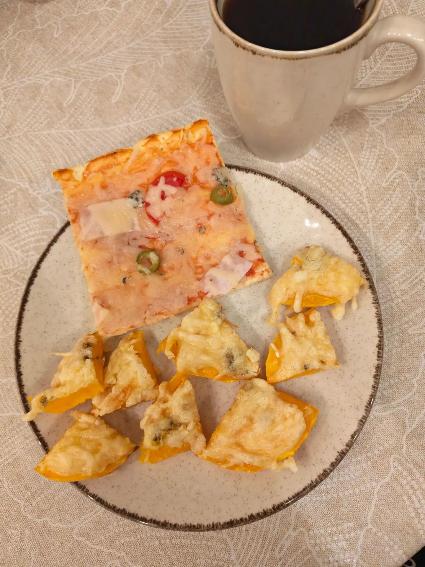 Угадаете, что за маленькие кусочки рядом с  пиццей🙂?