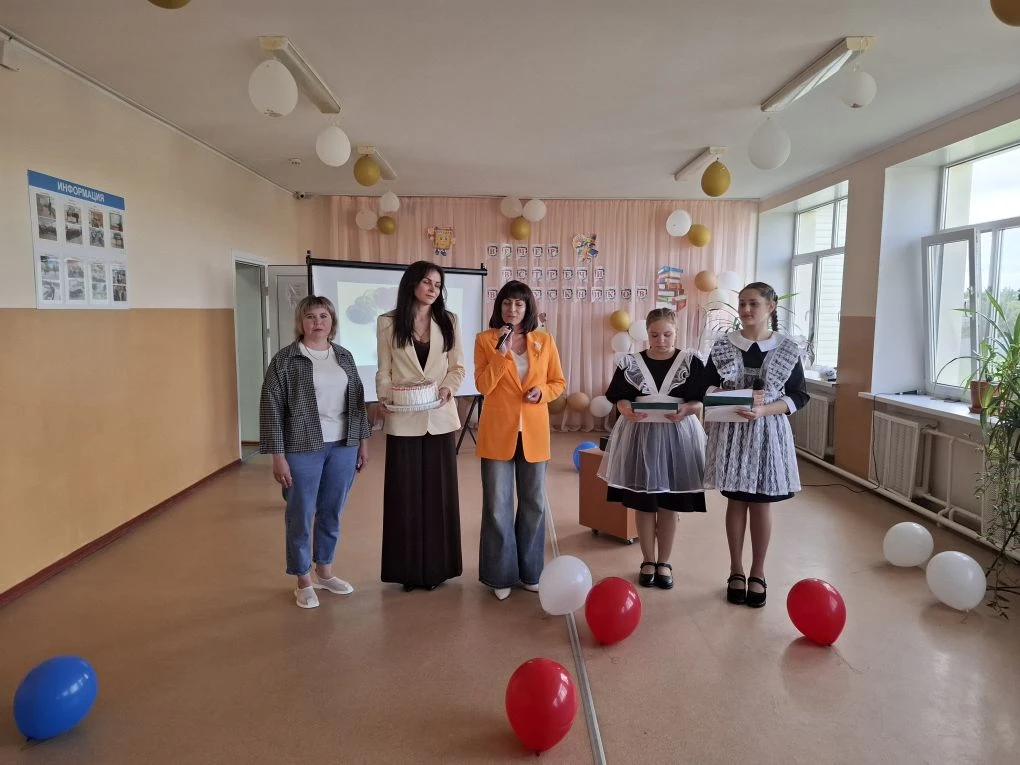 В Крымской  школе состоялась долгожданная встреча с выпускниками . Выпускники прошлых лет собрались 