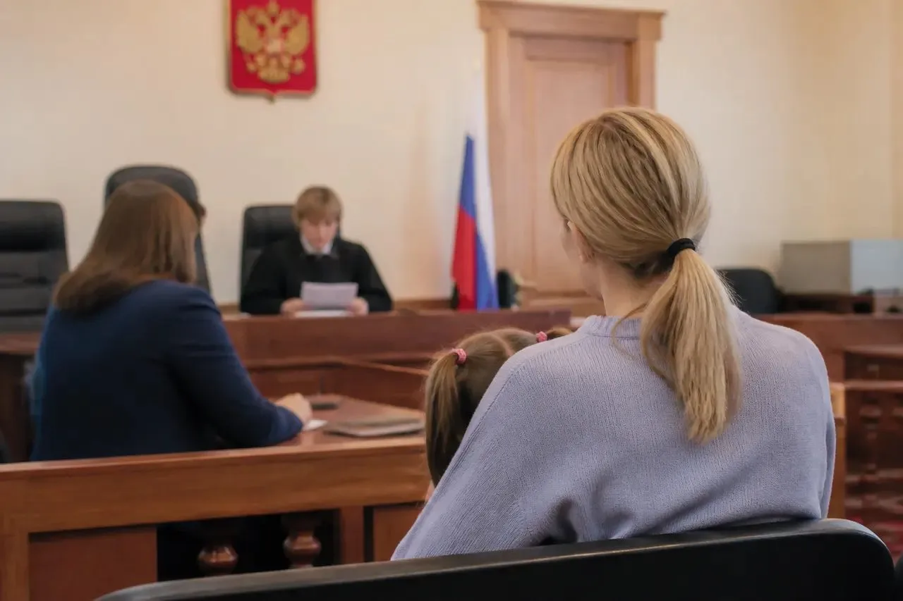 В Артемовском суд восстановил на работе одинокую мать, уволенную с нарушением закона. Ж...