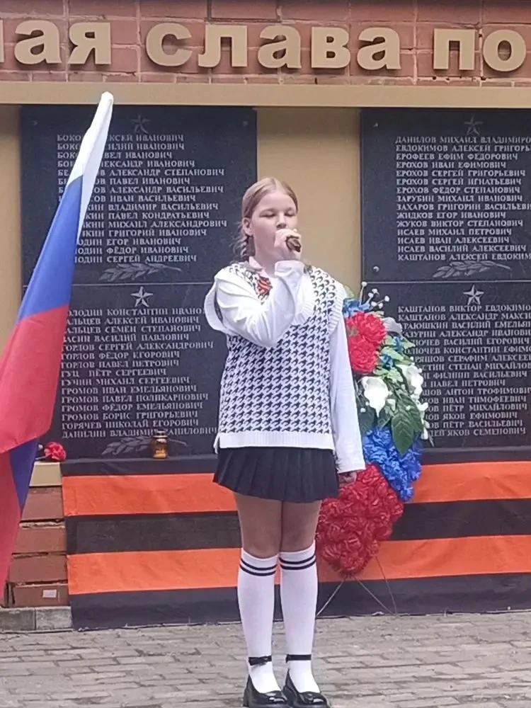 22 июня, в День памяти и скорби, воспитанники пришкольного лагеря «Радуга» приняли участие в торжест