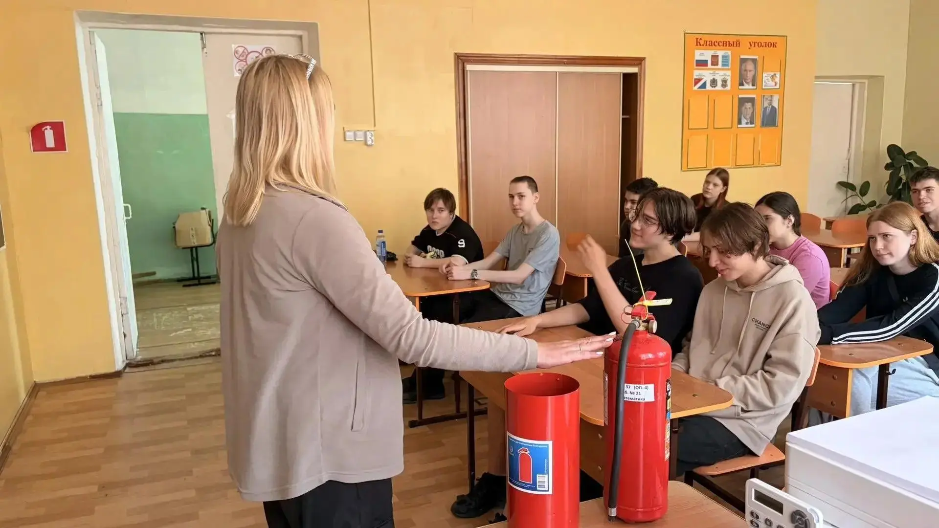 Что делать при пожаре?

В течение года в нашей школе системно подходили к теме пожарной безопасности