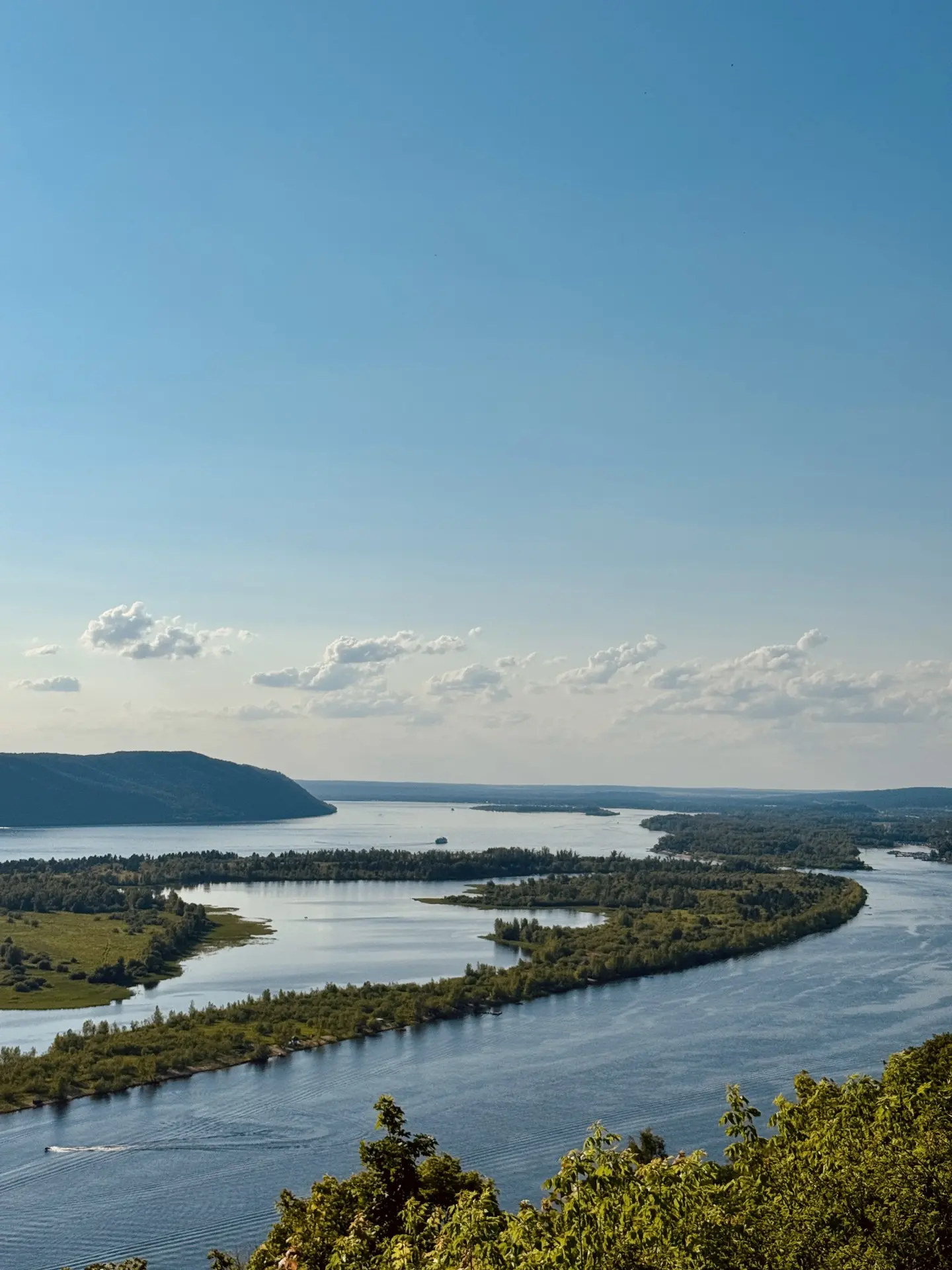 #самарскаяобласть
Вертолетка, самая главная смотровая точка в Самаре. С нее открывается захватывающи