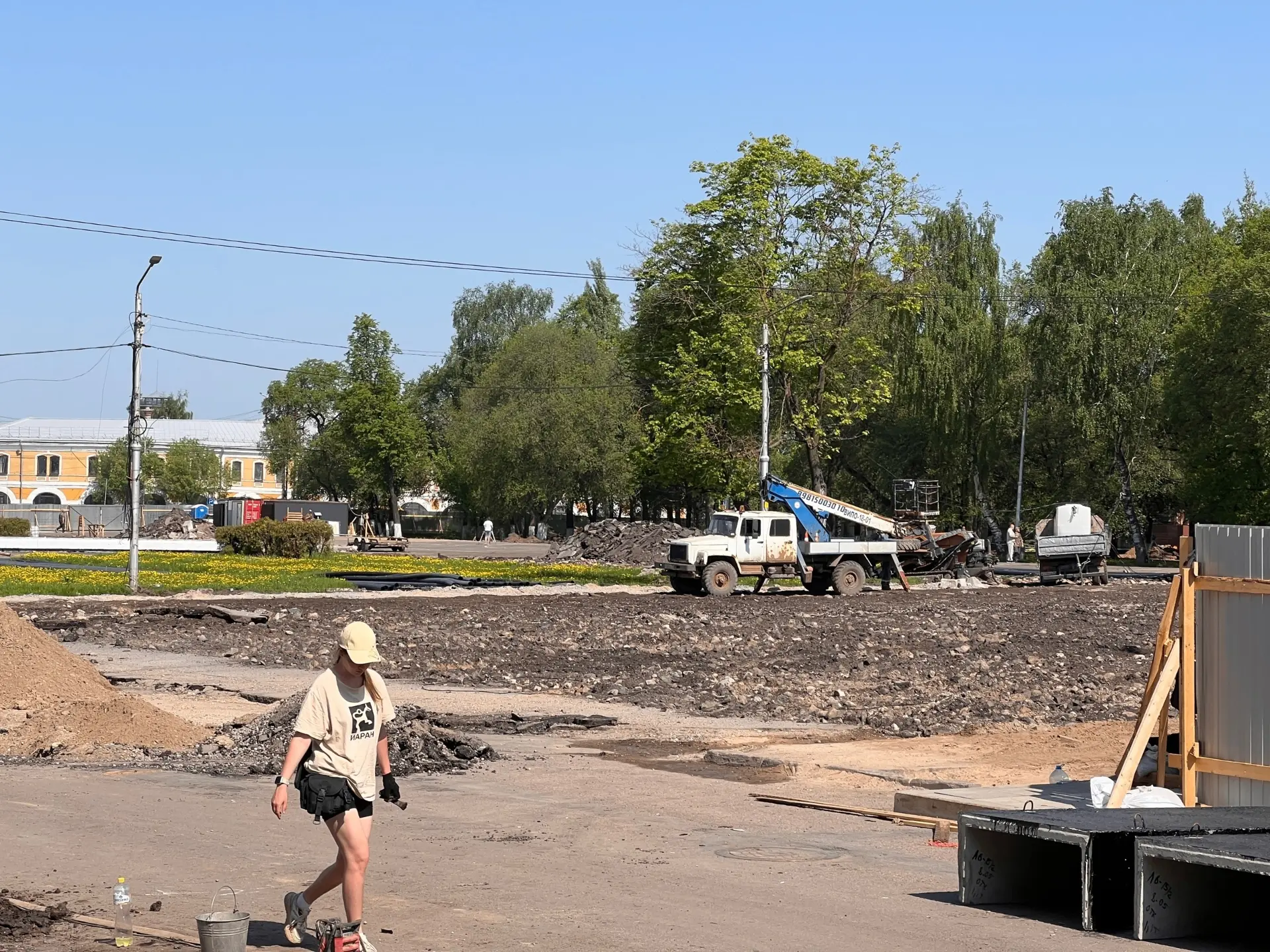 На площади Революции практически все перекопано - работа под присмотром главы администрации кипит...