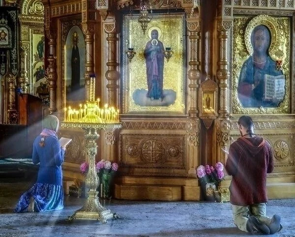 Господи, дай мне с душевным спокойствием встретить всё, что принесёт мне наступающий день.
Дай мне в
