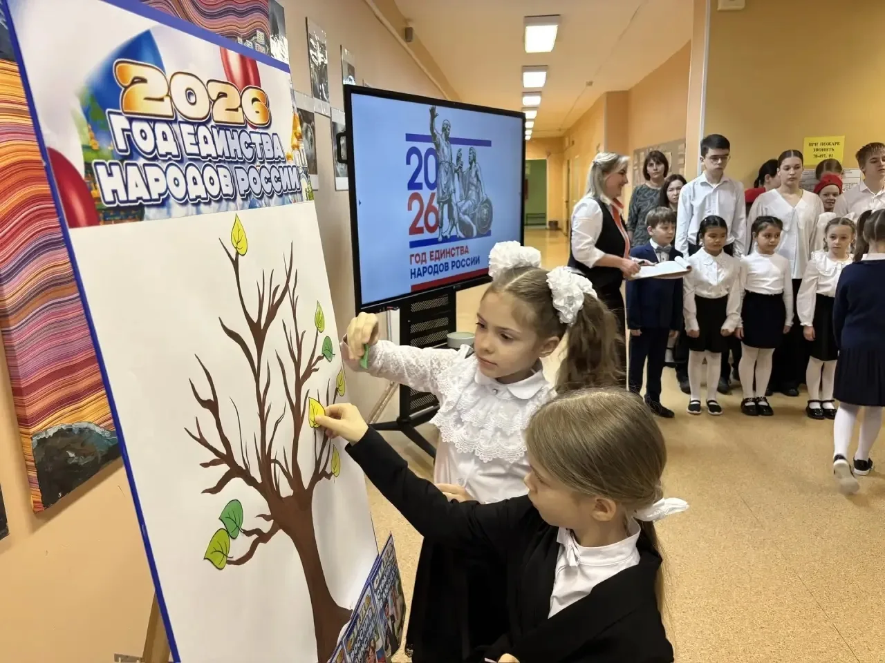 🎉🇷🇺 Торжественная линейка, посвященная году единства народов России 🇷🇺🎉  Сегодня в гимназии состояла