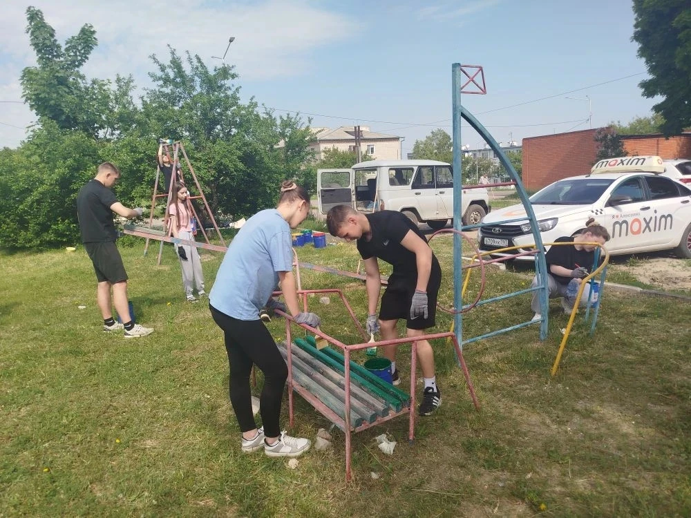 Трудоустройство школьников: работа на благо родного города! 🛠️  🎓Обучающиеся 10 «А» и 10 «Б» классов