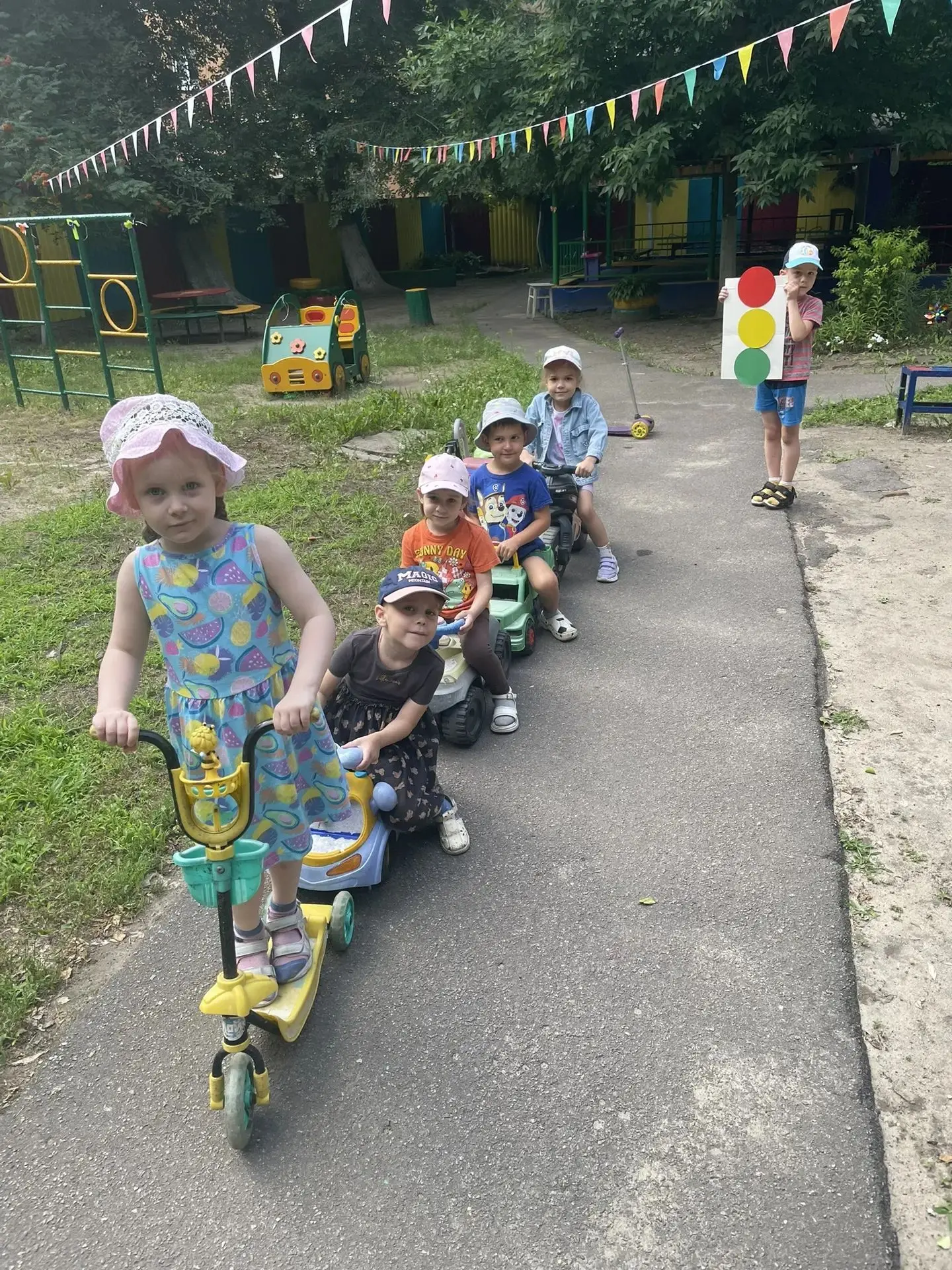 Учим ПДД играючи! 🚦
Сегодня на прогулке наши ребята не просто бегали и веселились — они стали насто