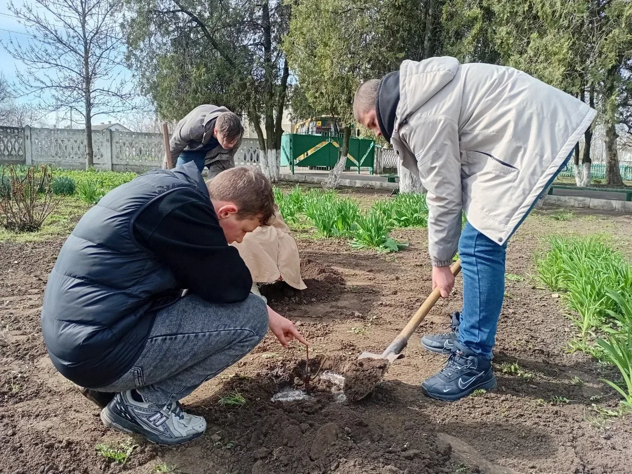В Красноперекопской школе состоялся весенний общешкольный субботник, посвященный уборке школьного дв