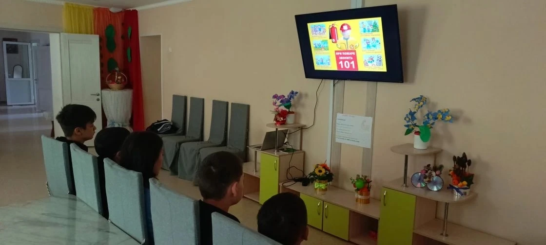 Сегодня  в  социальном приюте "Семья" с воспитанниками просмотрели фильм по профориента...