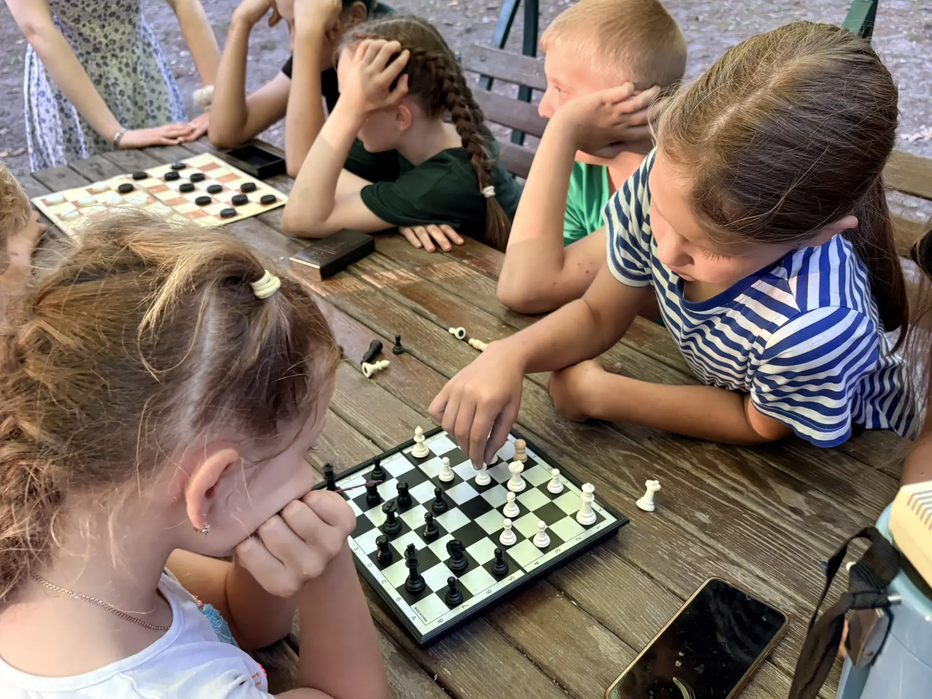 ♟️Турнир по шашкам♟️

Сегодня в лагере прошёл настоящий интеллектуальный поединок — турнир по шашкам