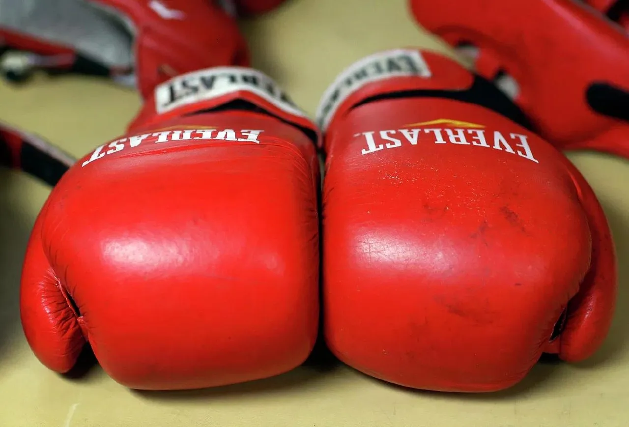 🥊 World Boxing допустила россиян к участию в соревнованиях с флагом и гимном.

————————————————————